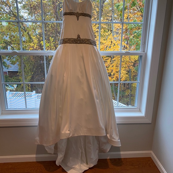 Wedding Dress. Strapless. Stunning. - Picture 3 of 6